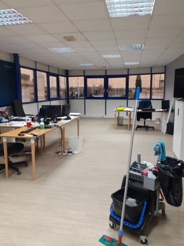 ENTREPRISE DE NETTOYAGE A CRAPONNE DE BUREAUX, LOCAUX...